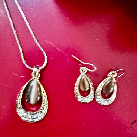 Tigers eye (real or inspired) & rhinestone necklace & earrings set - Picture 4 of 10